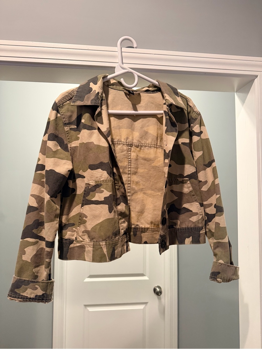 Cropped Women's Camo Utility Jacket - Green Camouflage